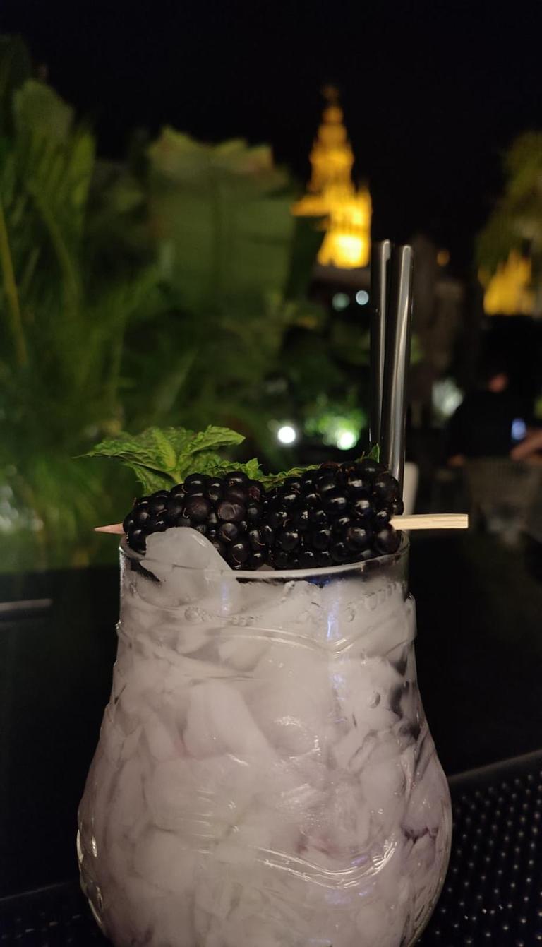 coctel con frambuesa negra